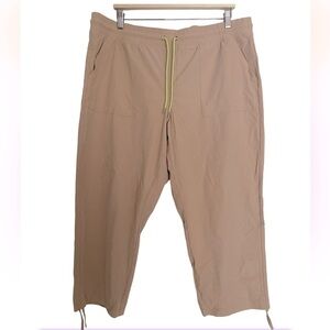 GAP FIT HIKING CAPRI ATHLETIC PANTS NUDE WITH NEON ACCENTS SIZE XL